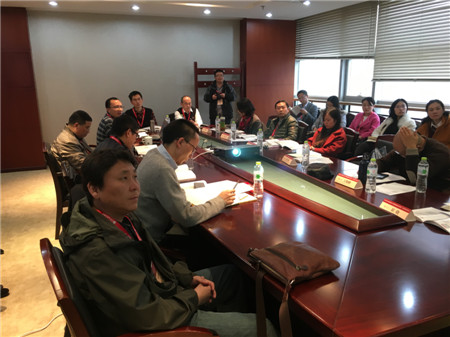张�教授在听讲其他专家发言